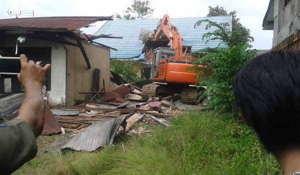 <b>Foto:</b> Eksekusi Rumah, Kecamatan Jelutung dieksekusi dengan menggunakan alat berat, pagi ini